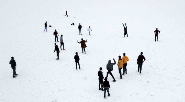 Arin Gölü dondu, çocukların futbol sahası oldu