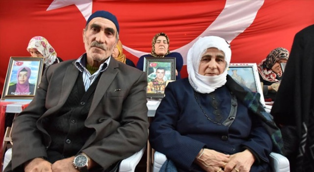 HDP önünde eylem yapan bir aile daha evladını terörün pençesinden kurtardı