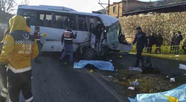 İzmir&#039;de kamyonla servis minibüsünün çarpışması sonucu 4 kişi öldü