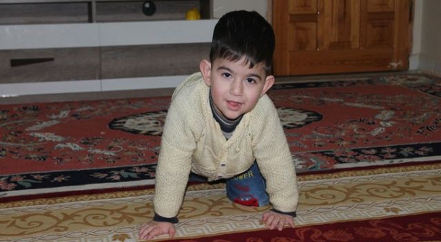 Kalbi yüzde 16 atan 2 buçuk yaşındaki İlyas&#039;ın babası yetkililere seslendi: &#039;Oğlumu kurtarın&#039;