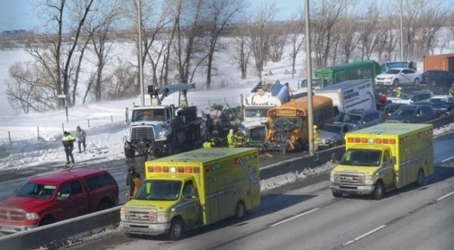 Kanada&#039;da 200 araç zincirleme kazaya karıştı: 2 ölü, 70 yaralı