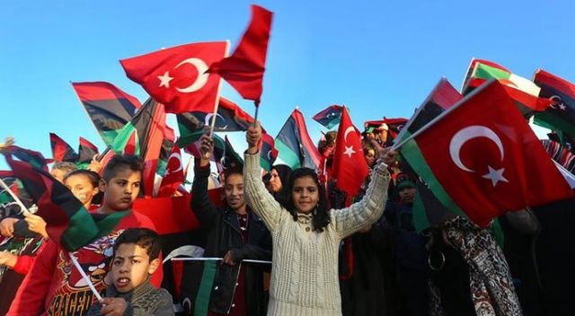 Libyalılar devrimin 9&#039;uncu yılını Türk bayraklarıyla kutladı