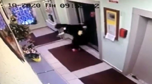 Otel müşterisi, temizlikçi kadını asansörden dışarı fırlattı