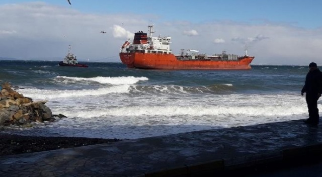 Yalova&#039;da sürüklenen gemi kıyı ekiplerince tersaneye yanaştırıldı