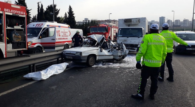 Bakırköy&#039;de otomobil kamyonetle çarpıştı: 1 ölü