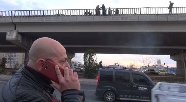 Bıçakla köprüye çıkan genci polis, telefon görüşmesiyle ikna etti