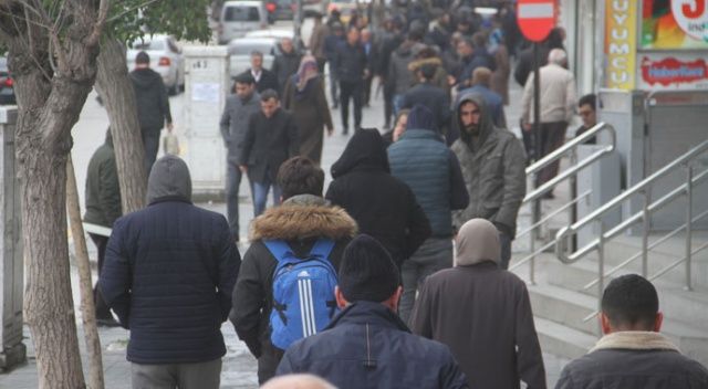 Elazığ&#039;da vatandaşların sokakta yoğunluğu dikkat çekti