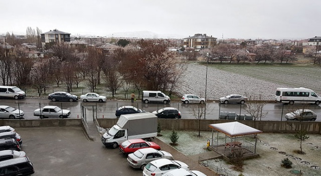 Erzincan güne kar yağışıyla uyandı!