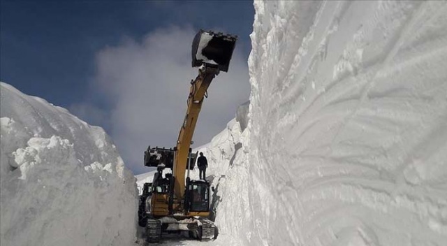 Hakkari&#039;de kar kalınlığının 10 metreyi bulduğu bölgede ekiplerin zorlu mesaisi