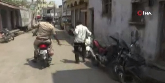 Hindistan’da sokağa çıkma yasağına uymayanlara dayak