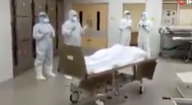 Koronadan dolayı hayatını kaybeden 2 Müslüman doktor için cenaze namazını kılındı