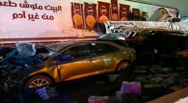 Mısır&#039;da nakliye aracı yolda kalan araçlara çarptı: 15 ölü