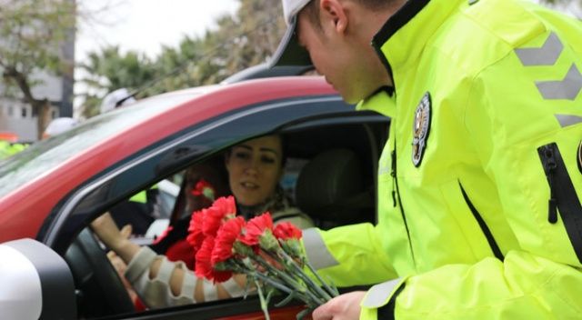 Polis bu kez ceza için değil, çiçek vermek için durdurdu