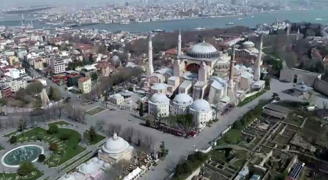 Tarihi Sultanahmet Meydanı en sakin günlerini geçiriyor