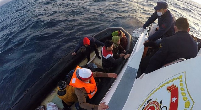 Yunan kara sularında geri itilen düzensiz göçmenleri Türk sahil güvenliği kurtardı