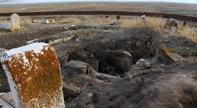 Dünya koronavirüsü konuşurken, define avcıları Türk-İslam mezarlığını tahrip etti