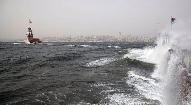 İstanbul&#039;da fırtına etkisini sürdürüyor