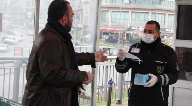 İstanbul’da toplu taşımayı kullananlara maske dağıtılıyor
