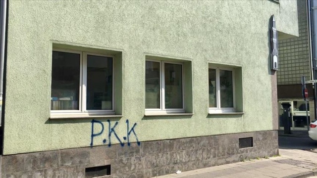 Köln&#039;de propaganda yapan PKK yandaşları cami duvarına boyayla yazı yazıp kaçtı