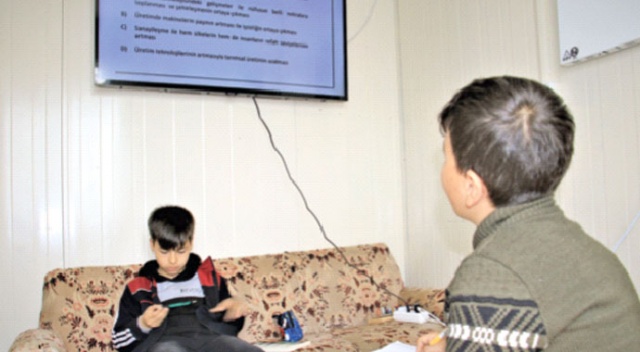 Köy köy dolaşıp EBA TV ayarını düzeltiyorlar