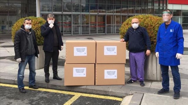 Öğretmenlerden sağlık çalışanlarına maske desteği