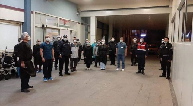 Sağlık çalışanları ve polis istiklal Marşı&#039;nı birlikte okudu