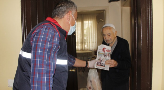 Türkiye gazetesi yaşlılara kol kanat gerdi