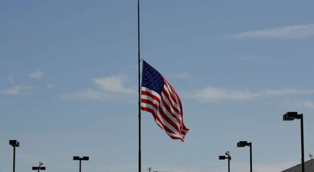 ABD&#039;de Covid-19 nedeniyle hayatını kaybedenler için 3 gün bayraklar yarıya indirilecek