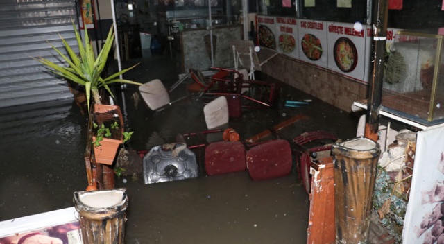Ankara’da sağanak yağmurda ev ve dükkanları su bastı