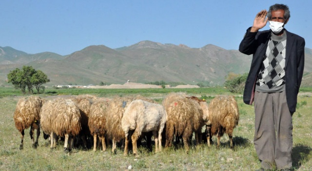 Bakan Pakdemirli&#039;nin talimatıyla Mehmet amcaya 20 koyun verildi