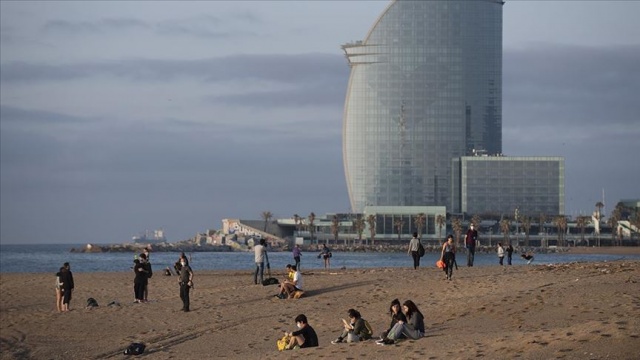 Barselona&#039;da yürüyüşe açılan plajlarda Covid-19 tedbirleri ihlal edildi