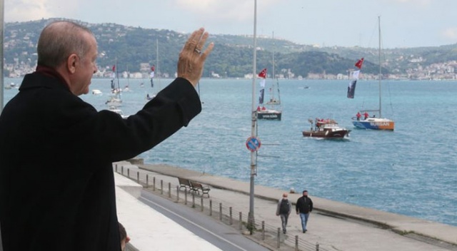 Cumhurbaşkanı Erdoğan, fetih kutlamaları dolayısıyla Boğaz&#039;dan geçen tekneleri selamladı