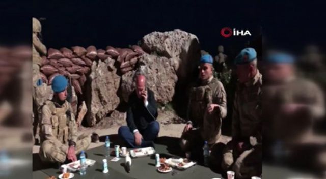 Cumhurbaşkanı Erdoğan Namaz Dağı üs bölgesindeki askerlerle görüştü