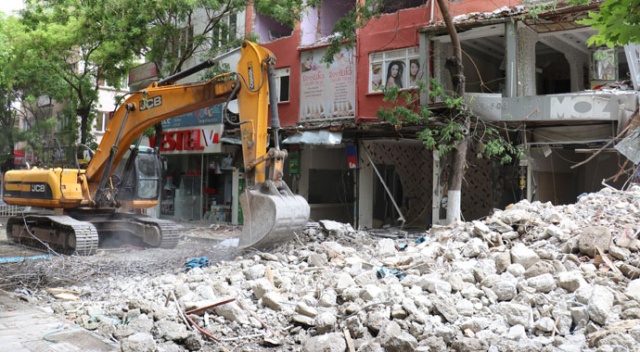 Depremde ağır hasar gören bina kontrollü yıkılıyor