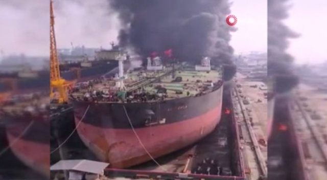 Endonezya&#039;da petrol tankerinde yangın: 22 yaralı