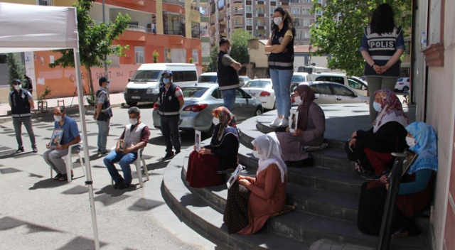 HDP önündeki ailelerin evlat nöbeti 271&#039;inci gününde