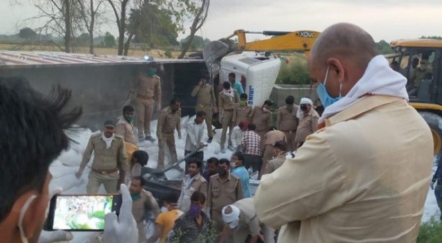 Hindistan&#039;da göçmen işçileri taşıyan kamyon kaza yaptı: 23 ölü, 35 yaralı