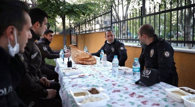 İstanbul&#039;da devriye polisleri görevleri başında iftar yapıyor