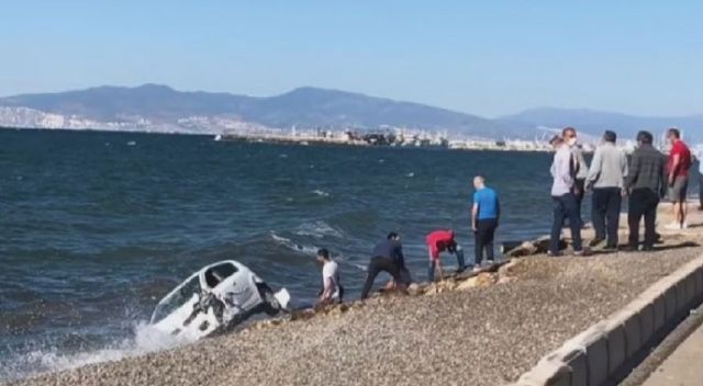 İzmir&#039;de kaza sonrası takla atan otomobil denize düştü: 3 yaralı