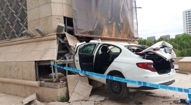 Jandarmadan kaçan araç şehrin giriş kapısına ok gibi saplandı: 1 kişi öldü
