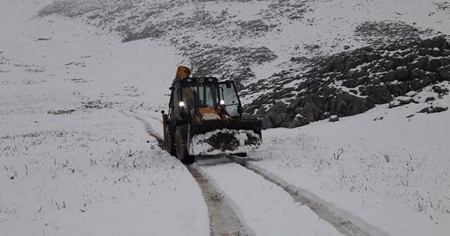 Kar nedeniyle yaylada mahsur kalan çobanlar ve 2 bin hayvan kurtarıldı