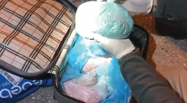 Kargo aracındaki valizden 34 bin uyuşturucu hap çıktı