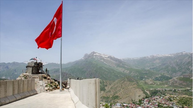 Kato Dağı&#039;na 19 Mayıs kutlamaları kapsamında dev Türk bayrağı dikildi