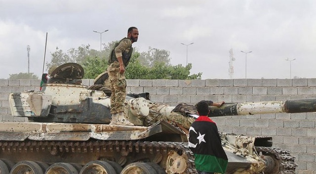 Libya Ordusu başkentin güneyindeki Trablus Havalimanı&#039;na ilerliyor