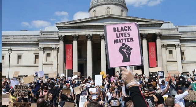 Londra&#039;da, siyahi Amerikalı George Floyd&#039;un ölümüne ilişkin gösteri