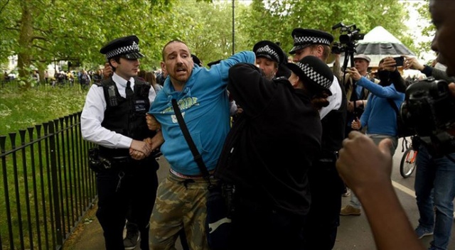 Londra&#039;da sokağa çıkma kısıtlamalarına karşı gösteri düzenlendi