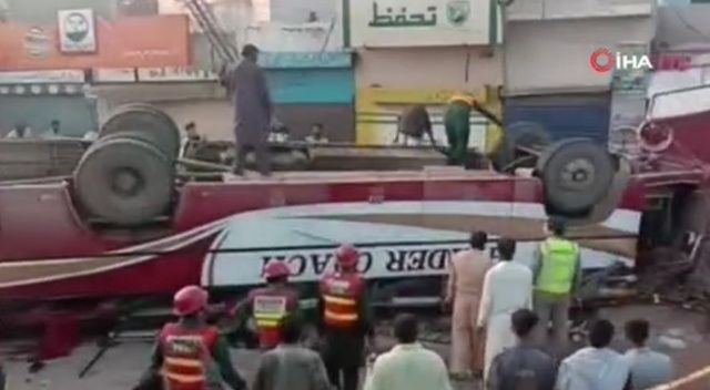 Pakistan&#039;da yolcu otobüsü kaza yaptı: 9 ölü, 28 yaralı