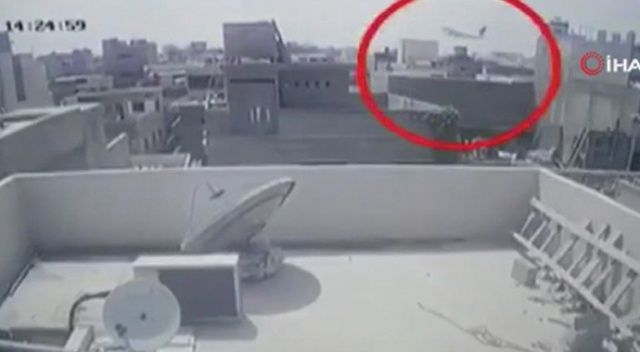 Pakistan&#039;da yolcu uçağının düşme anı görüntüleri ortaya çıktı