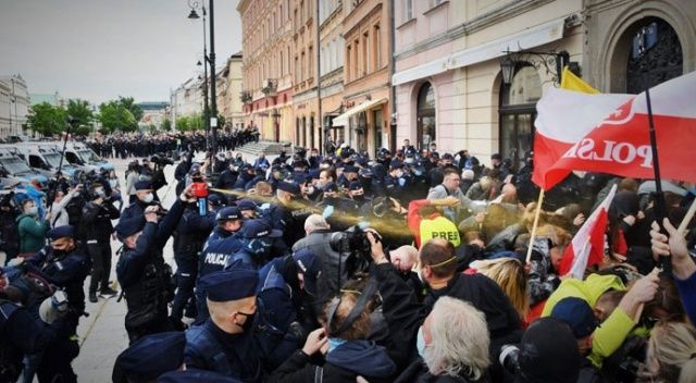 Polonya&#039;da yasağa rağmen protesto: 380 gözaltı