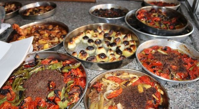 Şanlıurfa&#039;da iftar yemekleri taş fırınlarda lezzetleniyor